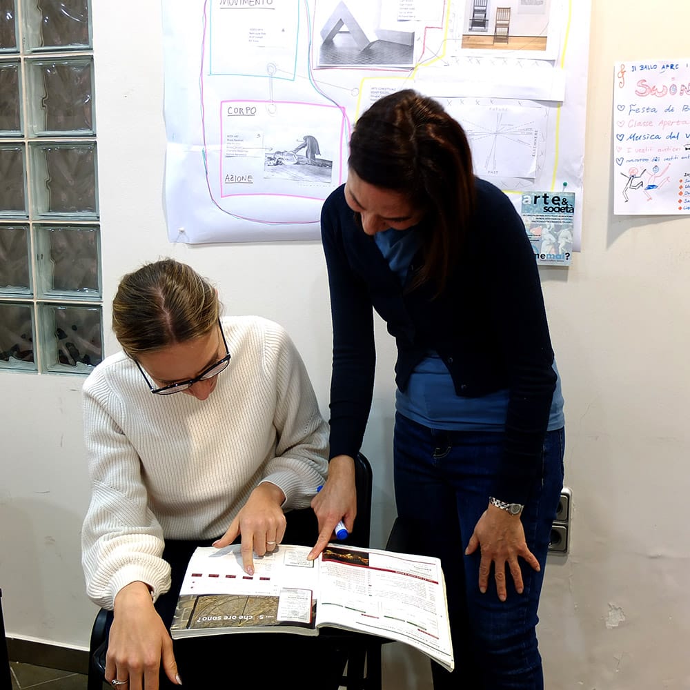 Profesora de italiano en una clase particular en una academia del centro de Madrid