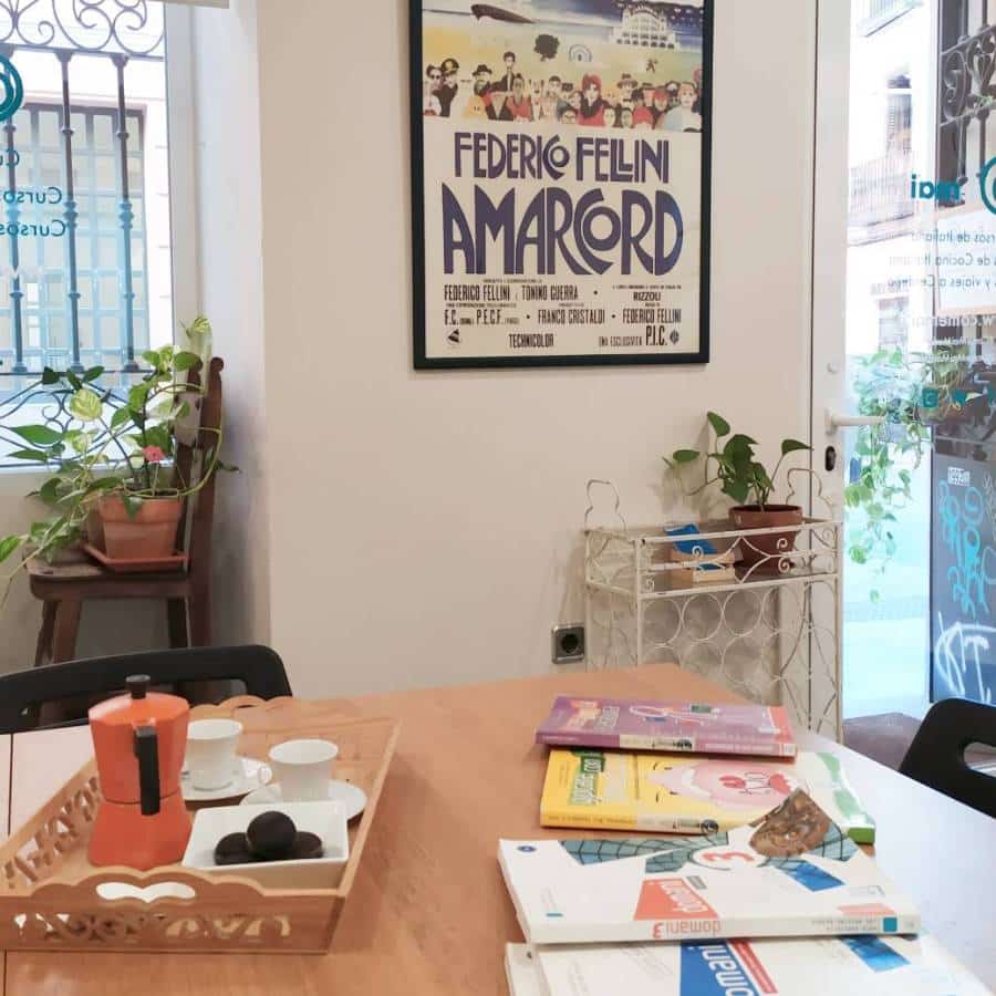 Libros de italiano y cafetera en Malasaña