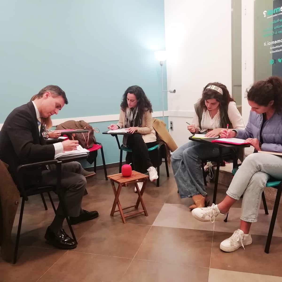 Curso intensivode italiano en Madrid alumnos mientras atienden las clases