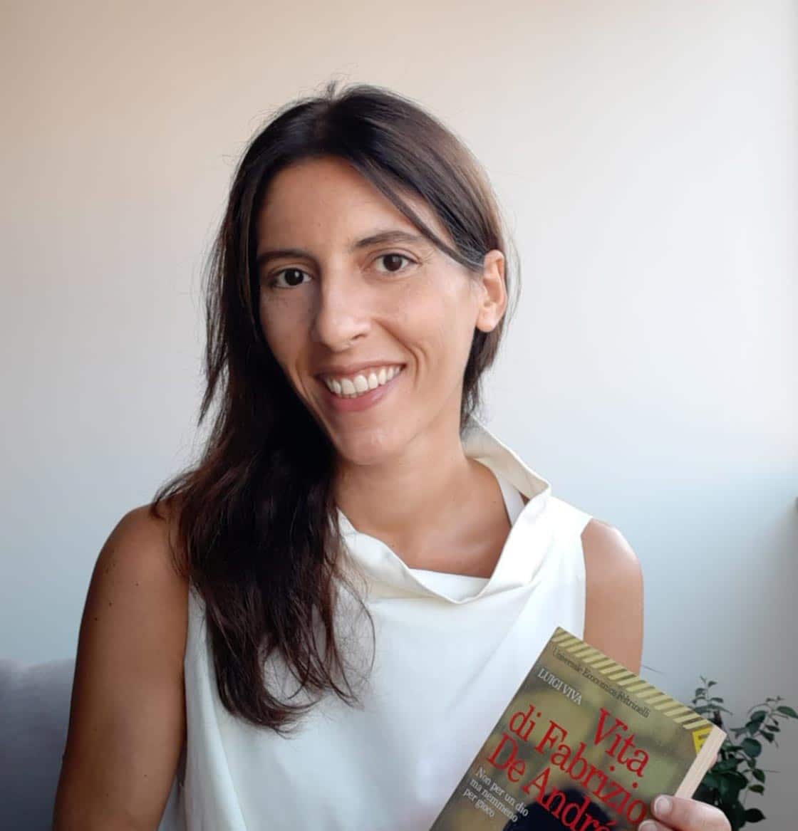 Valentina profesora de los curso de italiano de Come mai con un libro en las manos