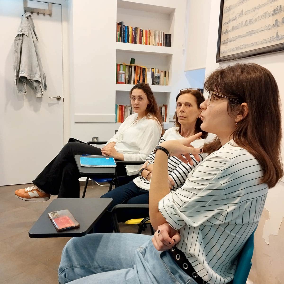 Alumnas de la academia de italiano en Madrid Come mai durante un curso de nivel avanzado de italiano presencial en el barrio Malasaña