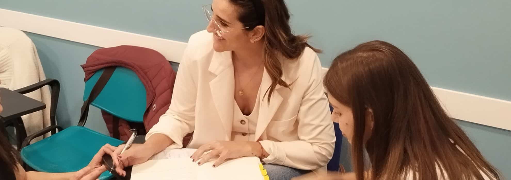 Dos estudiantes de italiano durante el curso intensivo de Italiano de la Academia Come Mai en Madrid, hablando con la profesora nativa